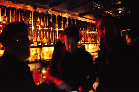 Socializando em bar durante a festa de aniversário do Sidney, em San Francisco, na Califórnia, nos Estados Unidos